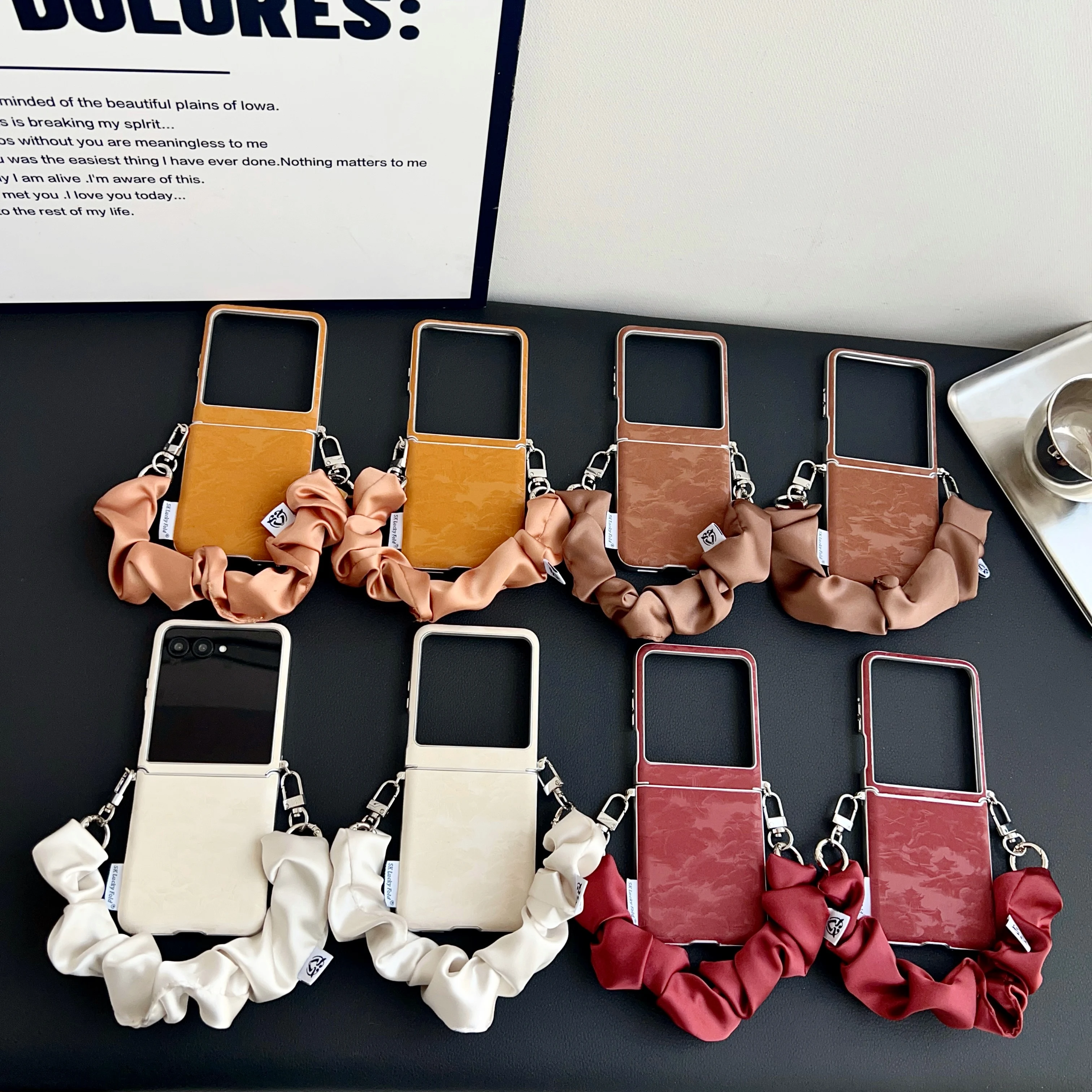 Back Cover For Motorola Moto Razr 50 60 Ultra Case Landscape Painting Pattern Pu Leather Cloth Strip Chain Hard PC Phone Case
Back Cover For Motorola Moto Razr 50 60 Ultra Case Landscape Painting Pattern Pu Leather Cloth Strip Chain Hard PC Phone Case