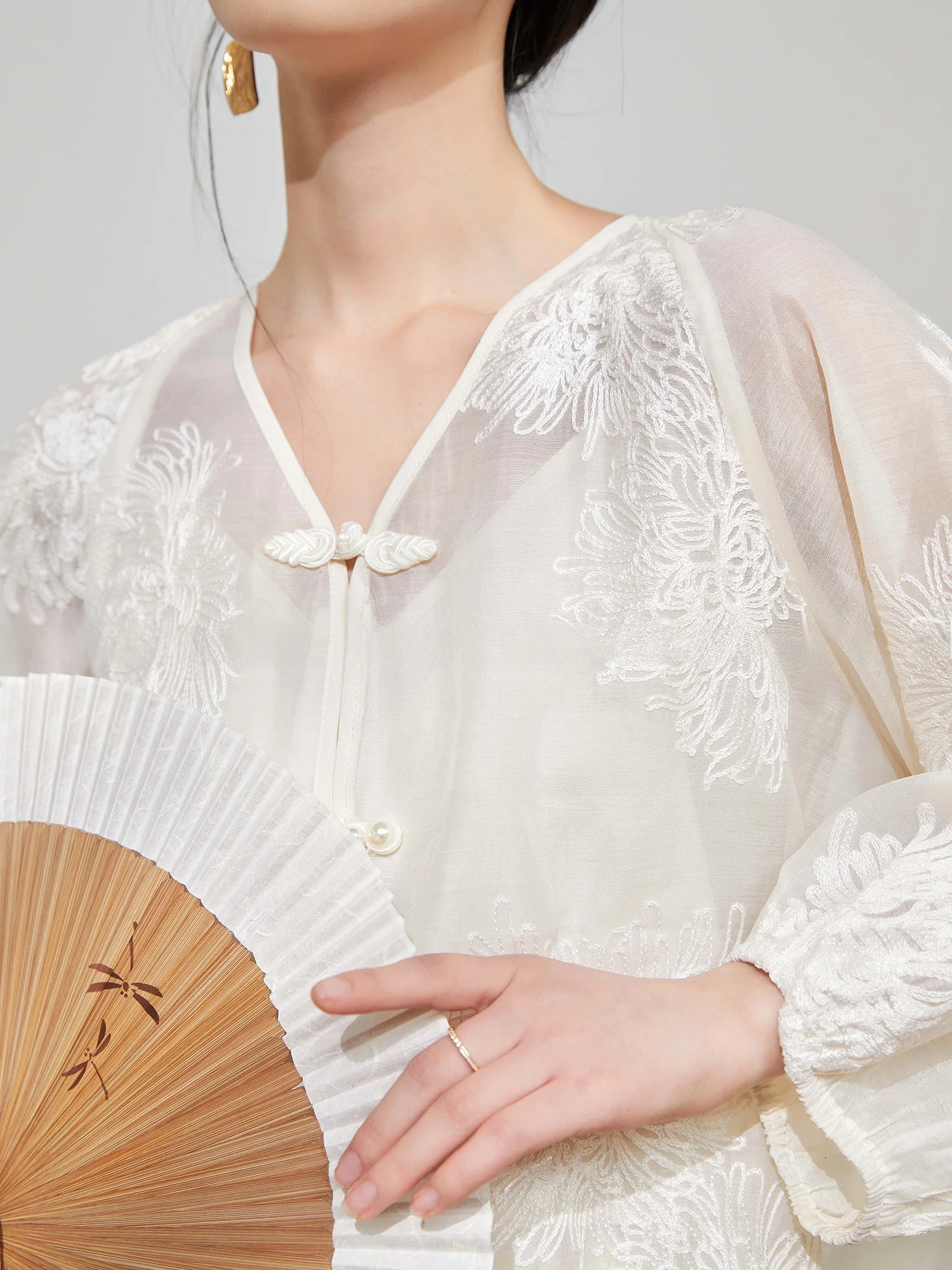 Новая женская летняя блузка Ele в китайском стиле с вышивкой, на пуговицах, белая, с V-образным вырезом, длинными рукавами, из полиэстера
Новая женская летняя блузка Ele в китайском стиле с вышивкой, на пуговицах, белая, с V-образным вырезом, длинными рукавами, из полиэстера