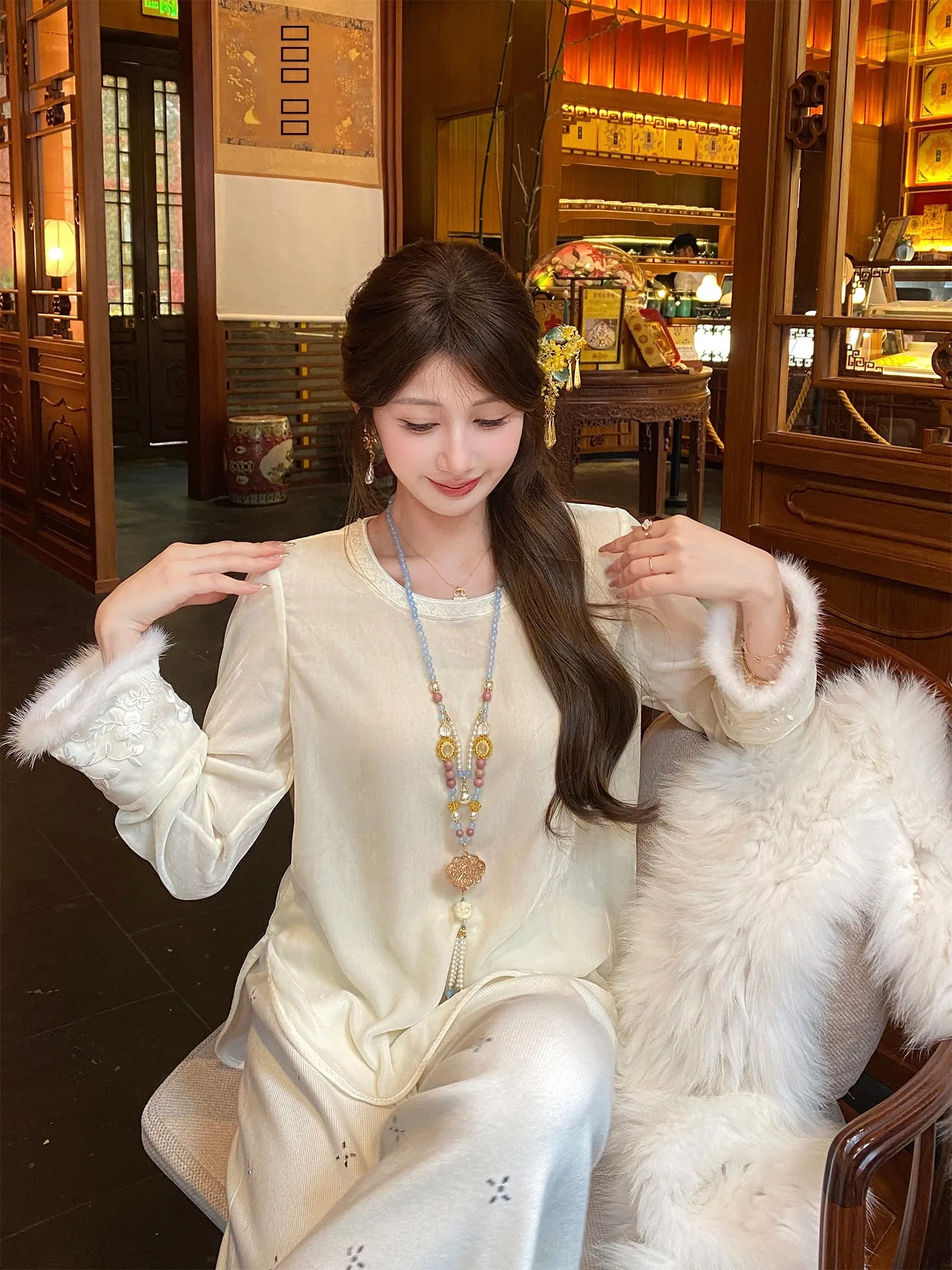 nai Quali Silk Velvet Long Sve Embroidered Mink Base irt Women's Autumn Winter Thiened ang Faion Lace Top
nai Quali Silk Velvet Long Sve Embroidered Mink Base irt Women's Autumn Winter Thiened ang Faion Lace Top