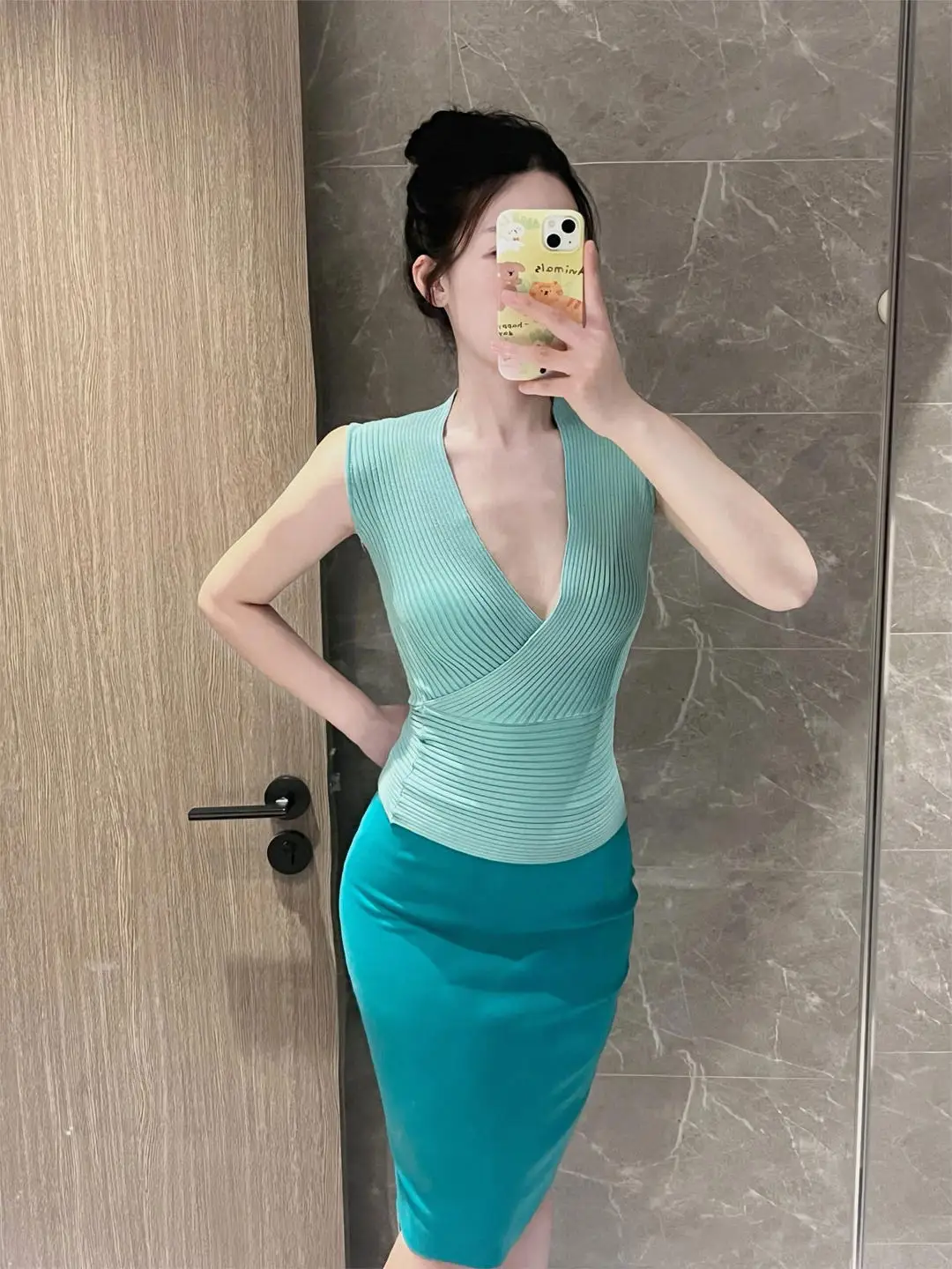 Elegant Date Night Outfit Women's Slim Fit Vest Top And Half Skirt Fashionable Two-Piece Set High Waist Pure Color Summer Wear
Elegant Date Night Outfit Women's Slim Fit Vest Top And Half Skirt Fashionable Two-Piece Set High Waist Pure Color Summer Wear
