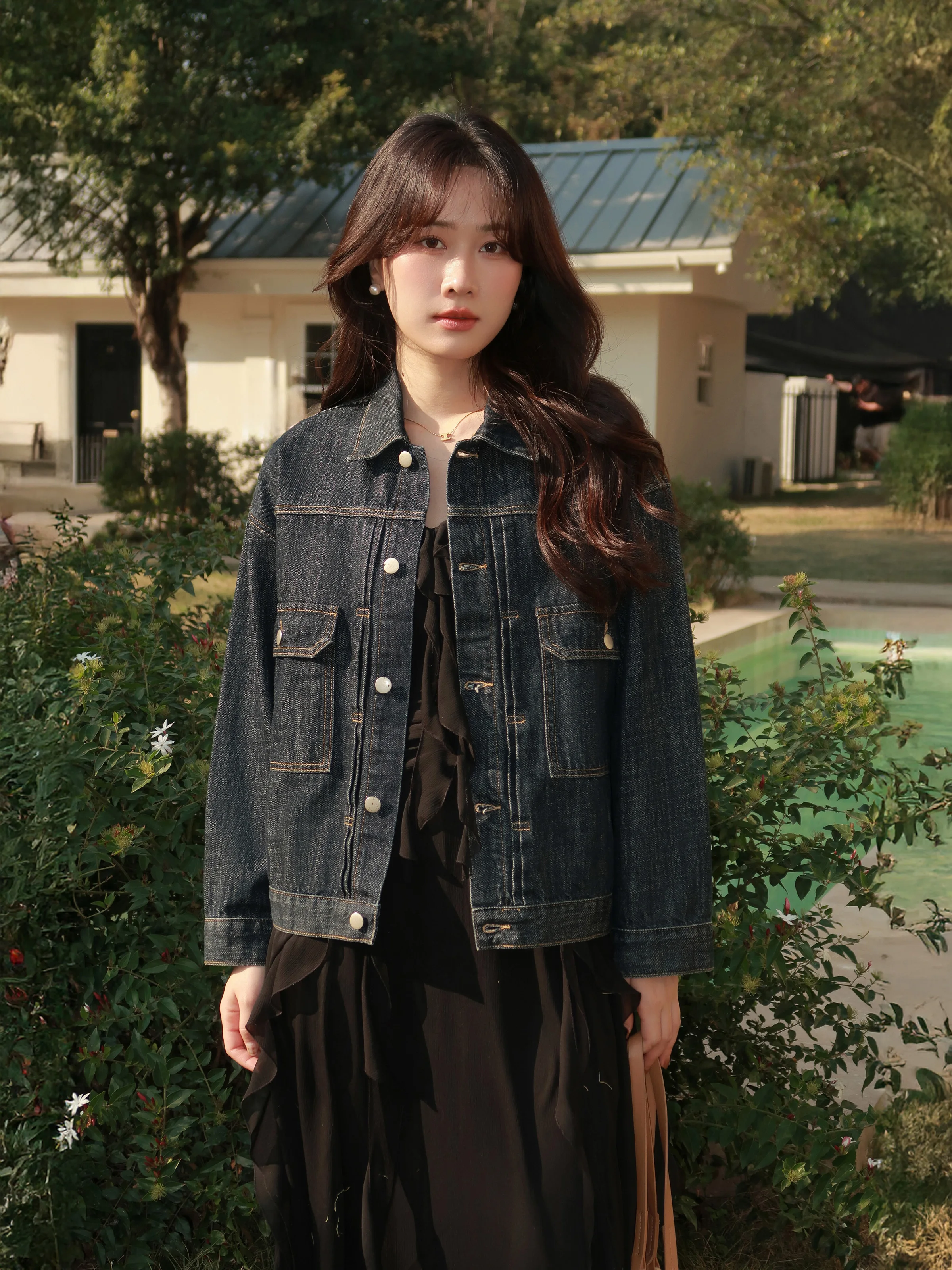 Vintage Oversized Denim Jacket for Women – Loose-Fit Retro Workwear, Drop Shoulder Casual Spring Outerwear with Turn-Down Collar
Vintage Oversized Denim Jacket for Women – Loose-Fit Retro Workwear, Drop Shoulder Casual Spring Outerwear with Turn-Down Collar