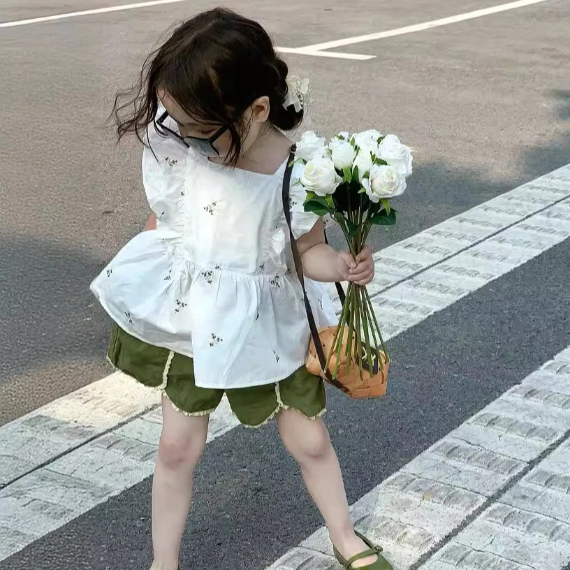 Girls Spring Summer New Flower Embroidery Short Sleeve French Style Set Baby Vest Lace Contrasting Color Shorts Two-piece Set
Girls Spring Summer New Flower Embroidery Short Sleeve French Style Set Baby Vest Lace Contrasting Color Shorts Two-piece Set