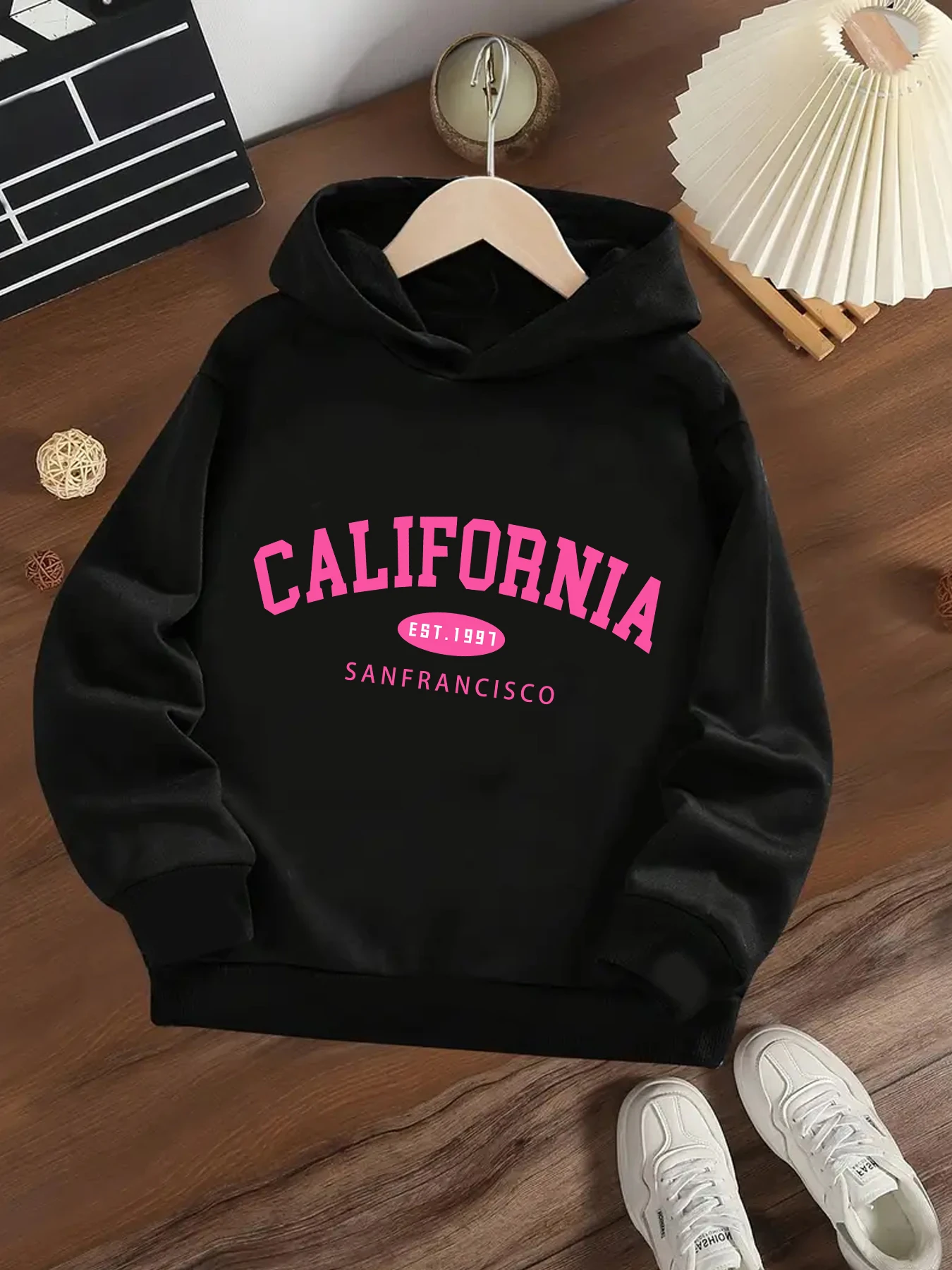 California English Pattern, Hooded Sweatshirt, Casual And Fashionable, Excellent Choice For Outdoor Gifts.
California English Pattern, Hooded Sweatshirt, Casual And Fashionable, Excellent Choice For Outdoor Gifts.