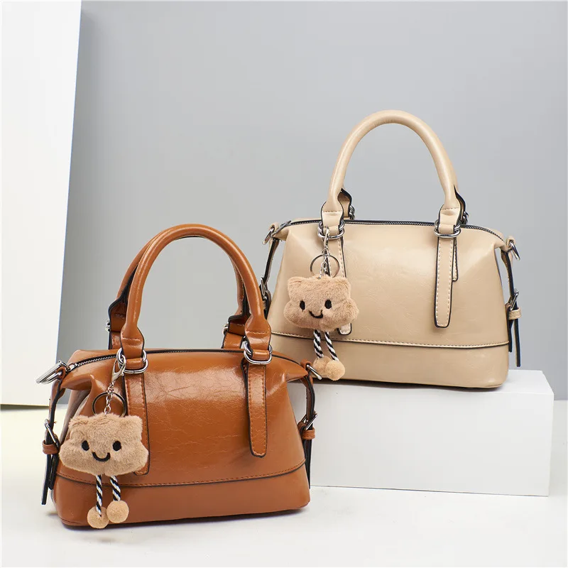 2025 Retro PU Leather Handbag Women's Shoulder Bag Crossbody Boston Pillow Bag with Bear Keychain Multi-Pocket Daily Use
2025 Retro PU Leather Handbag Women's Shoulder Bag Crossbody Boston Pillow Bag with Bear Keychain Multi-Pocket Daily Use