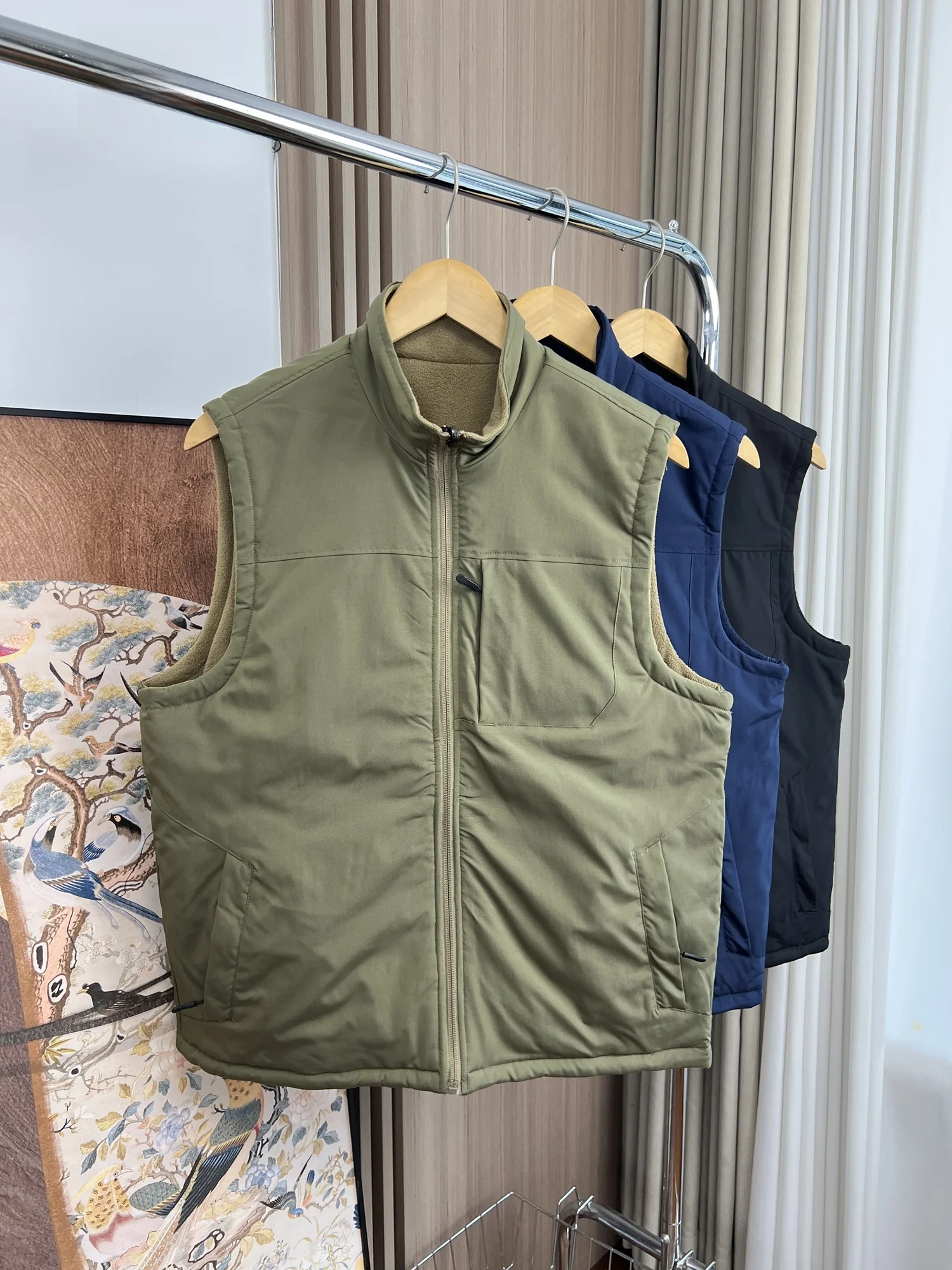 Двусторонняя мужская жилетка с воротником-стойкой, на флисовой подкладке, модная, ветрозащитная, теплая, приталенная, городской стиль
Двусторонняя мужская жилетка с воротником-стойкой, на флисовой подкладке, модная, ветрозащитная, теплая, приталенная, городской стиль