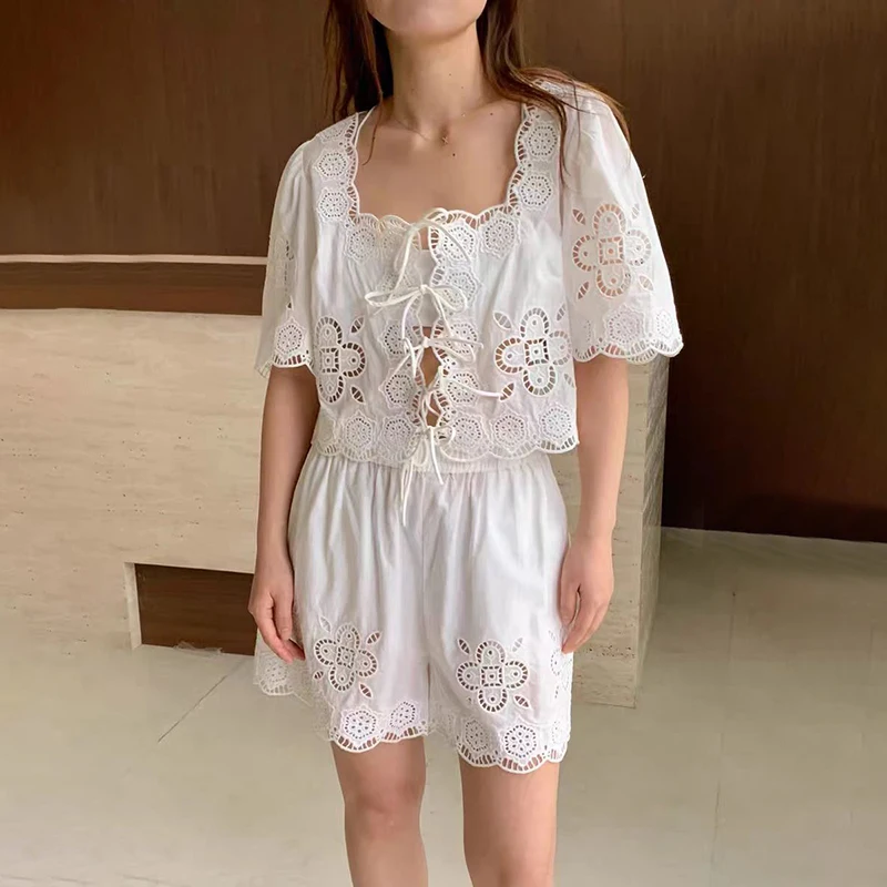 Summer Women's Cotton Linen Blend Short Sleeve Shirt And Shorts Set High Waist Short Pants Floral Detail High Neck Design
Summer Women's Cotton Linen Blend Short Sleeve Shirt And Shorts Set High Waist Short Pants Floral Detail High Neck Design