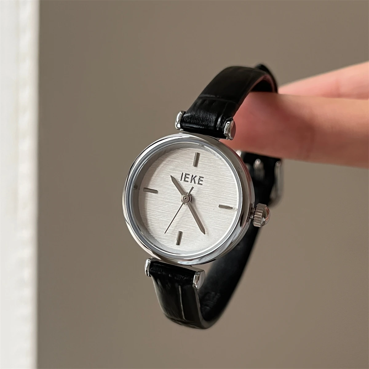 French Luxury Round Watch For Women, Student Style, Simple And Elegant, Petite And Versatile, Leather Strap Quartz Wristwatch
French Luxury Round Watch For Women, Student Style, Simple And Elegant, Petite And Versatile, Leather Strap Quartz Wristwatch