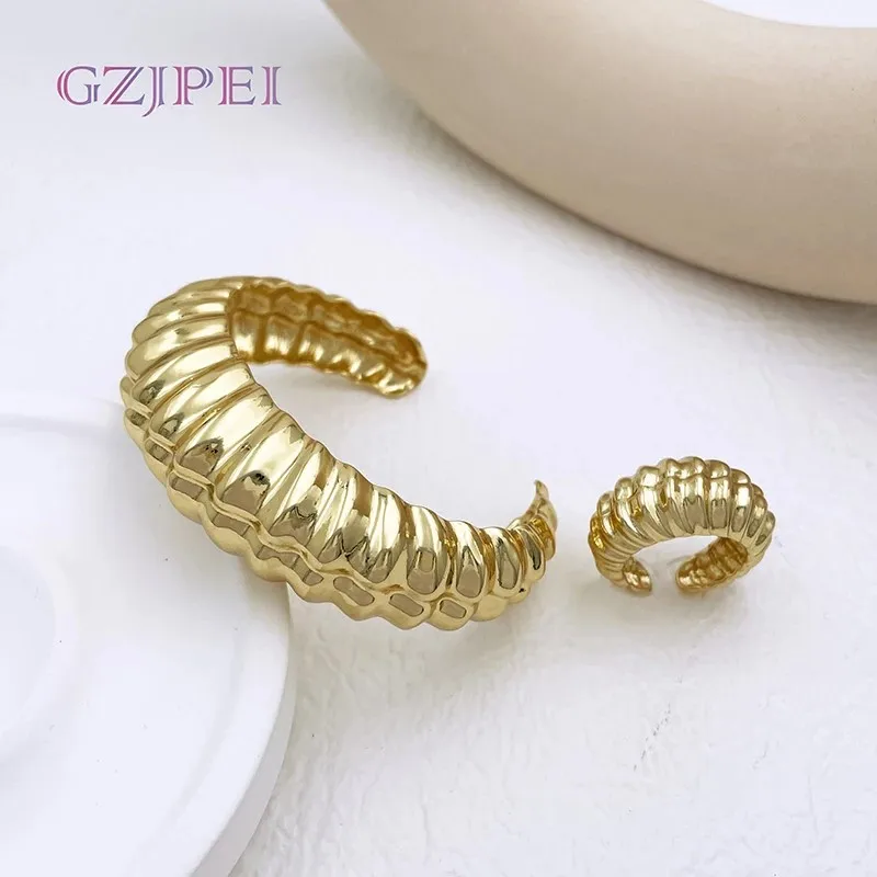 New Women Bracelet 18K Gold Plated Cuff Bangle With Ring Luxury Quality Fashion Jewelry Wedding Party Accessories
New Women Bracelet 18K Gold Plated Cuff Bangle With Ring Luxury Quality Fashion Jewelry Wedding Party Accessories