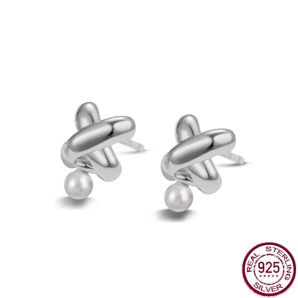 The new S925 pure silver ear studs for women have a simple design with pearls inlaid, making it versatile for wedding jewelry
The new S925 pure silver ear studs for women have a simple design with pearls inlaid, making it versatile for wedding jewelry