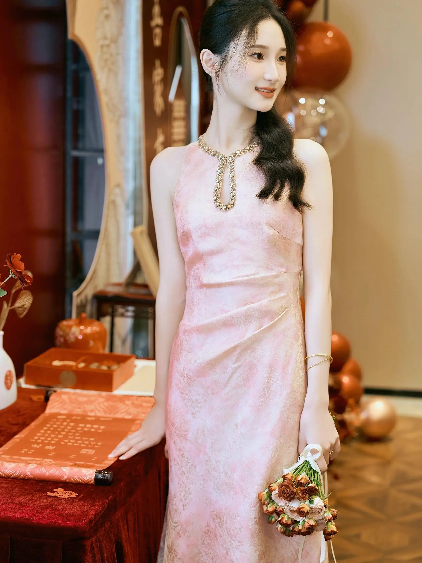 Потрясающее свадебное платье для невесты, для помолвки, для торжества в честь конца года, традиционное китайское, красивое, новое.
Потрясающее свадебное платье для невесты, для помолвки, для торжества в честь конца года, традиционное китайское, красивое, новое.