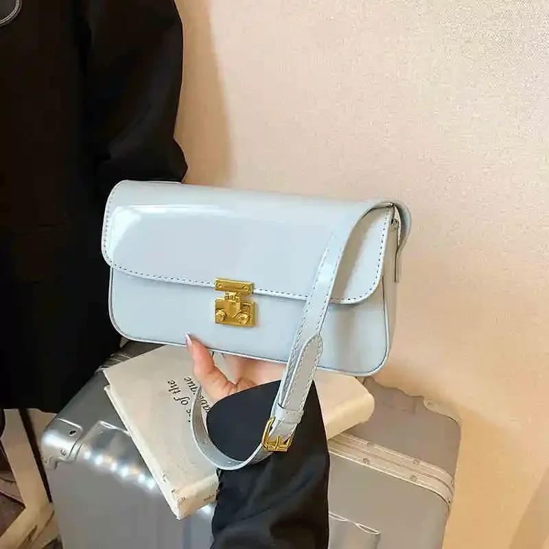 Fashion Glossy Patent Leather One Shoulder Bag for Women 2025 Summer New Simple Commuter Crossbody Bags Red Party Small Handbag
Fashion Glossy Patent Leather One Shoulder Bag for Women 2025 Summer New Simple Commuter Crossbody Bags Red Party Small Handbag