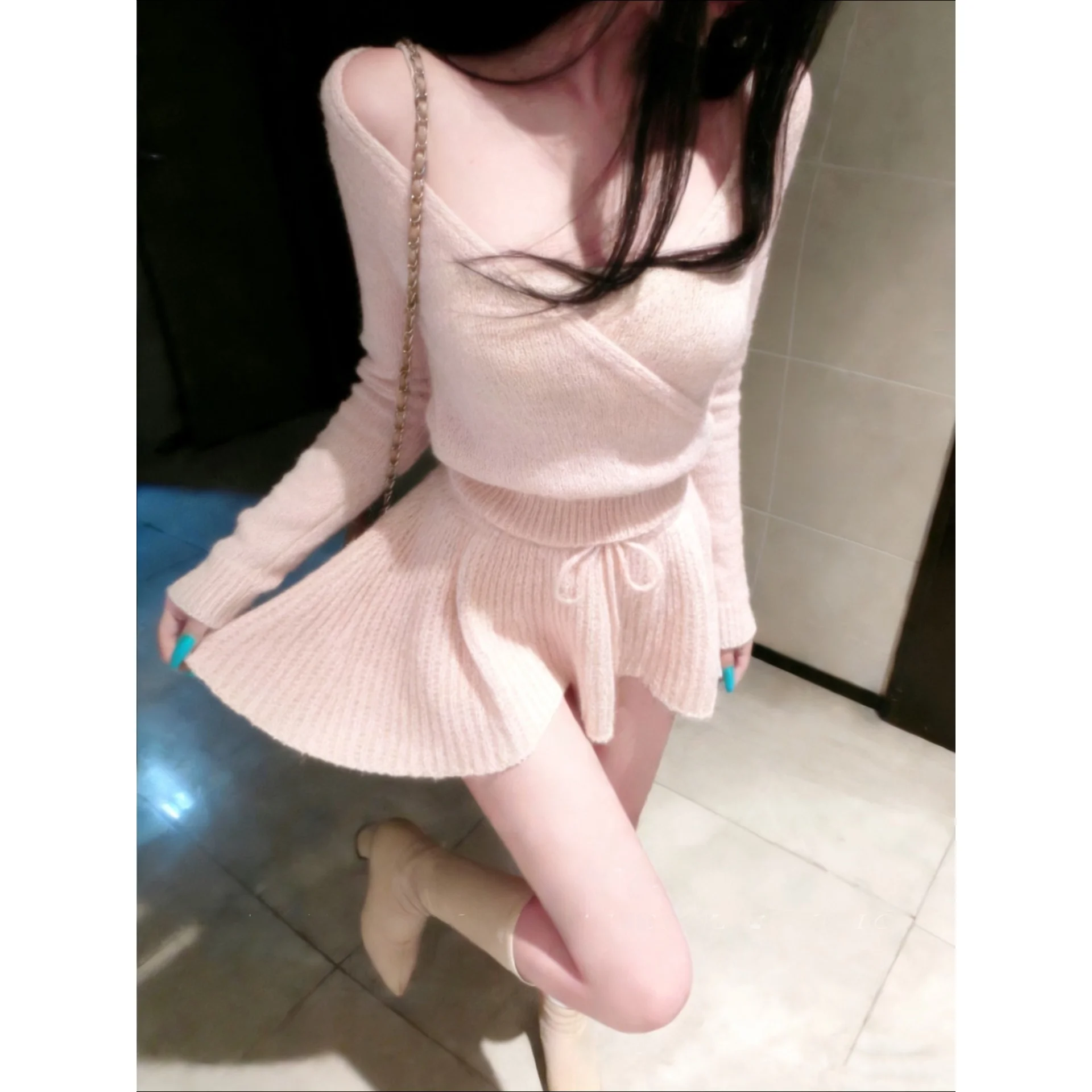 Sweet Pink Knitted Base Shirt Women's Fashion Slimming V-Neck Top with High Waist Short Skirt Two-Piece Set Princess Style
Sweet Pink Knitted Base Shirt Women's Fashion Slimming V-Neck Top with High Waist Short Skirt Two-Piece Set Princess Style