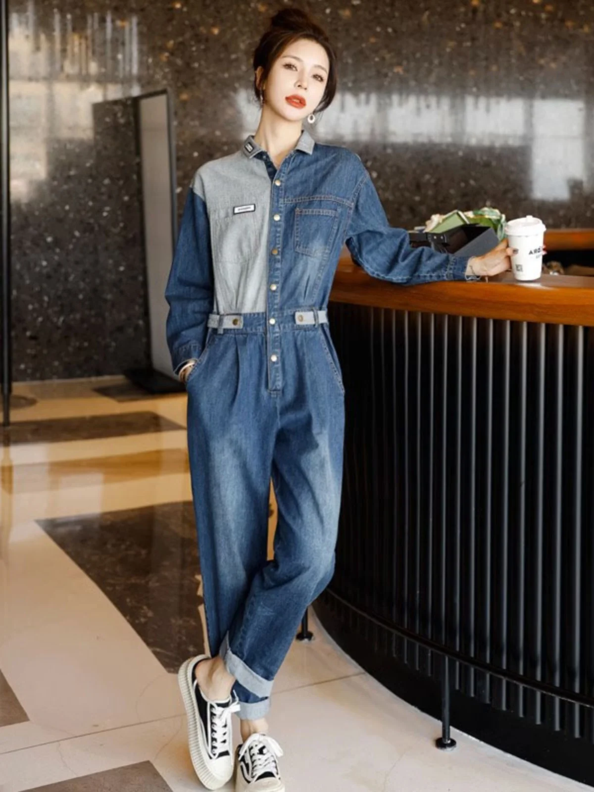 Европейский модный комплект рабочей одежды: свободные джинсовые комбинезоны с высокой талией, новые модные длинные брюки 2024 года, женский повседневный костюм
Европейский модный комплект рабочей одежды: свободные джинсовые комбинезоны с высокой талией, новые модные длинные брюки 2024 года, женский повседневный костюм