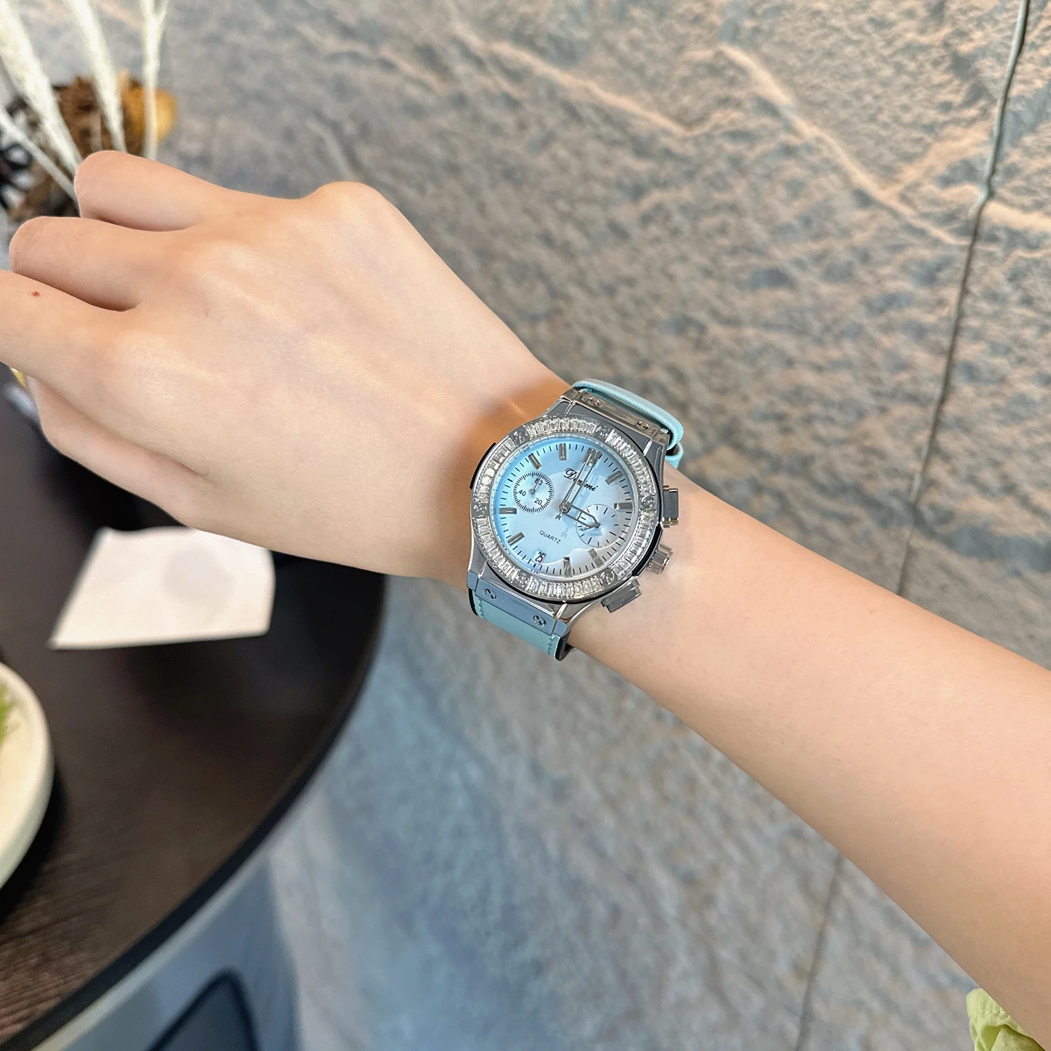 Light Luxury Niche Personality Women's Watch Top Brand New Casual Fashion Girl's Watch Trendy Elegant Sports Watch Gift
Light Luxury Niche Personality Women's Watch Top Brand New Casual Fashion Girl's Watch Trendy Elegant Sports Watch Gift