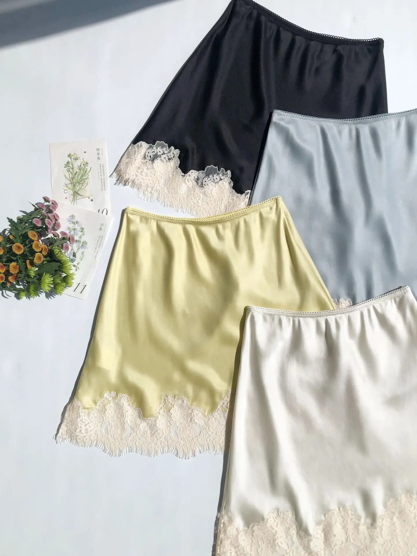 2026 Women 4-Colors Mini Skirt 100% Silk Lace Embroidery Patchwork Elastic Waist Fashion Slim Jupe
2026 Women 4-Colors Mini Skirt 100% Silk Lace Embroidery Patchwork Elastic Waist Fashion Slim Jupe