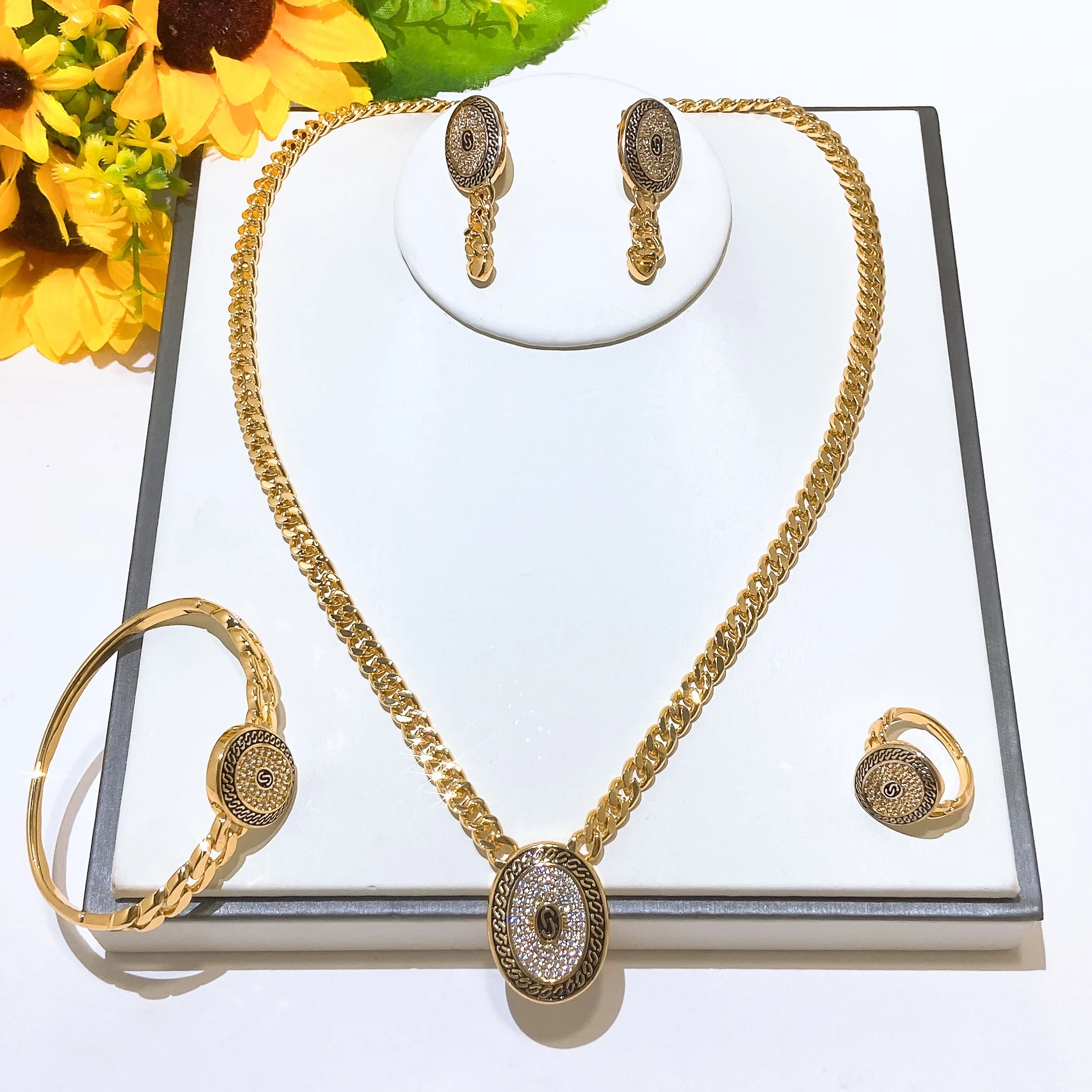 Light Weight Woman Jewelries Set Necklace Chain Earrings Bangle Bracelet Ring Simple Design
Light Weight Woman Jewelries Set Necklace Chain Earrings Bangle Bracelet Ring Simple Design