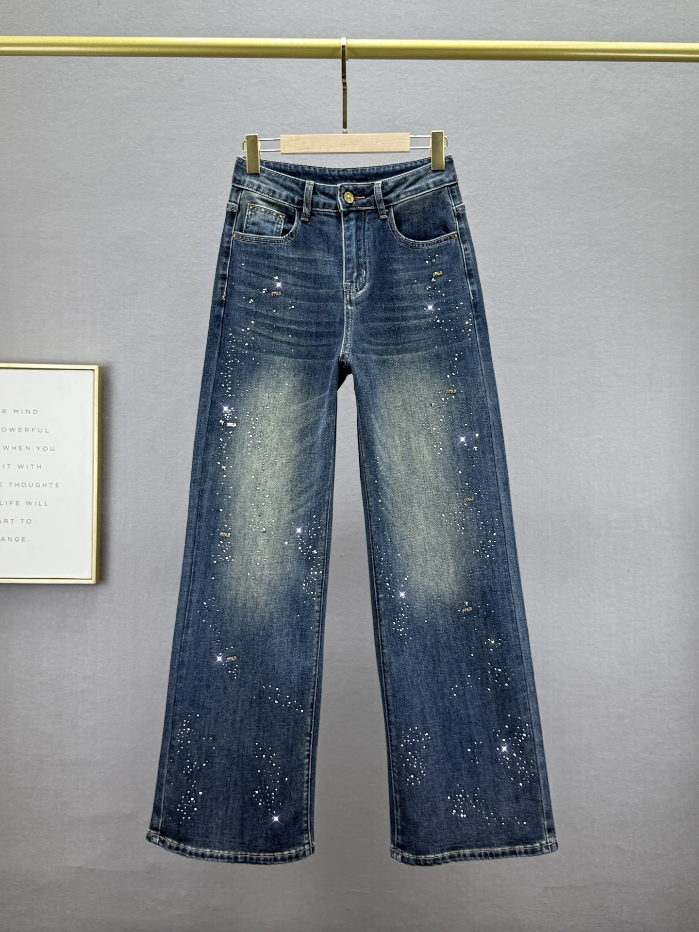 Женские джинсы с высокой талией и широкими штанинами, удлиненные, с бриллиантовой отделкой, в гонконгском стиле, в пол, модные, из эластичного хлопкового денима
Женские джинсы с высокой талией и широкими штанинами, удлиненные, с бриллиантовой отделкой, в гонконгском стиле, в пол, модные, из эластичного хлопкового денима