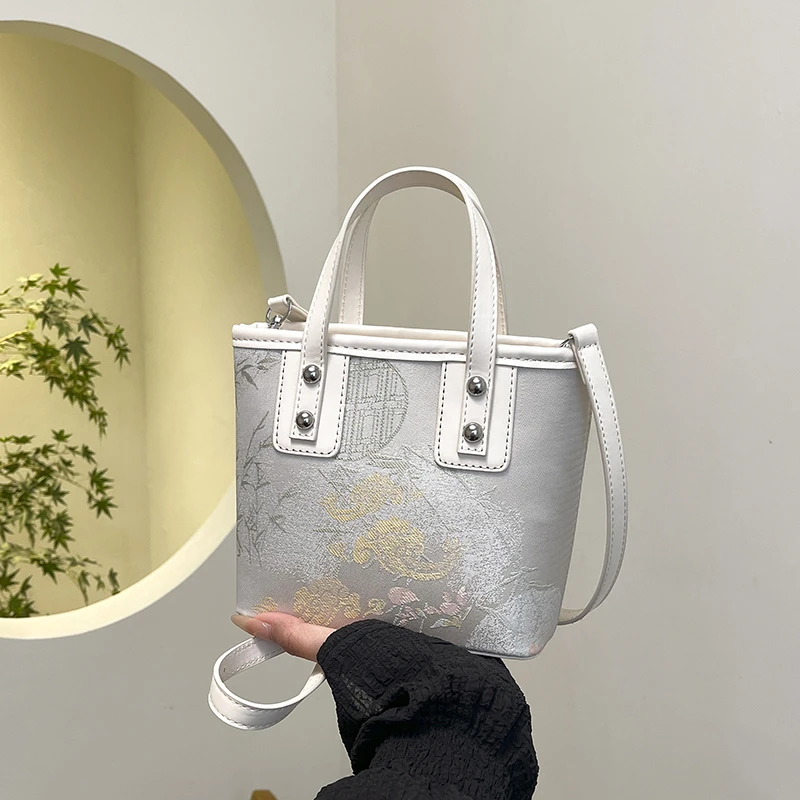 Chinese Style Fashionable Embroidered Bucket Bag 2025 New Trendy Women's Elegant Cheongsam Short Handle Handbag Crossbody Bags
Chinese Style Fashionable Embroidered Bucket Bag 2025 New Trendy Women's Elegant Cheongsam Short Handle Handbag Crossbody Bags