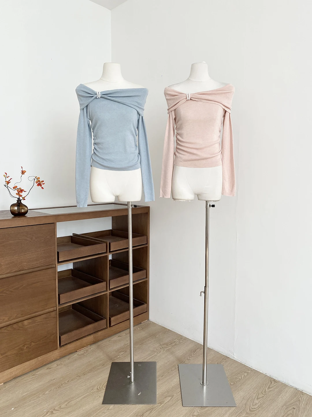 Elegant Color Versatile Knitted Shirt 2026 Spring New Waist-Cinching Slimming Women's Fashion French Style Long Sleeve
Elegant Color Versatile Knitted Shirt 2026 Spring New Waist-Cinching Slimming Women's Fashion French Style Long Sleeve