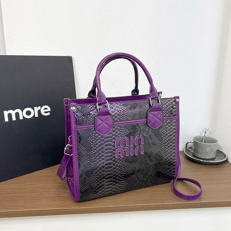 Elegant Commuter Crossbody Bag For Ladies With Simple Vintage Styling And Large Capacity Serves As A Chic Diaper Bag
Elegant Commuter Crossbody Bag For Ladies With Simple Vintage Styling And Large Capacity Serves As A Chic Diaper Bag