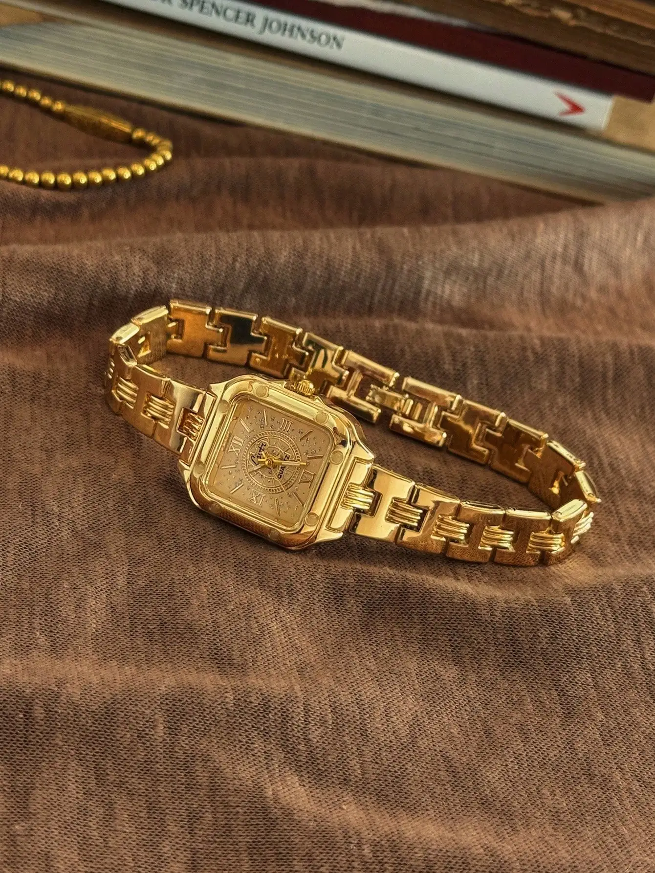 New Square Dial Gold-Tone Women's Watch, Elegant Minimalist Casual Style, Roman Numeral Markers, Fashionable & Unique, 30M Water Resistant, Durable For Daily Life And Occasions
New Square Dial Gold-Tone Women's Watch, Elegant Minimalist Casual Style, Roman Numeral Markers, Fashionable & Unique, 30M Water Resistant, Durable For Daily Life And Occasions