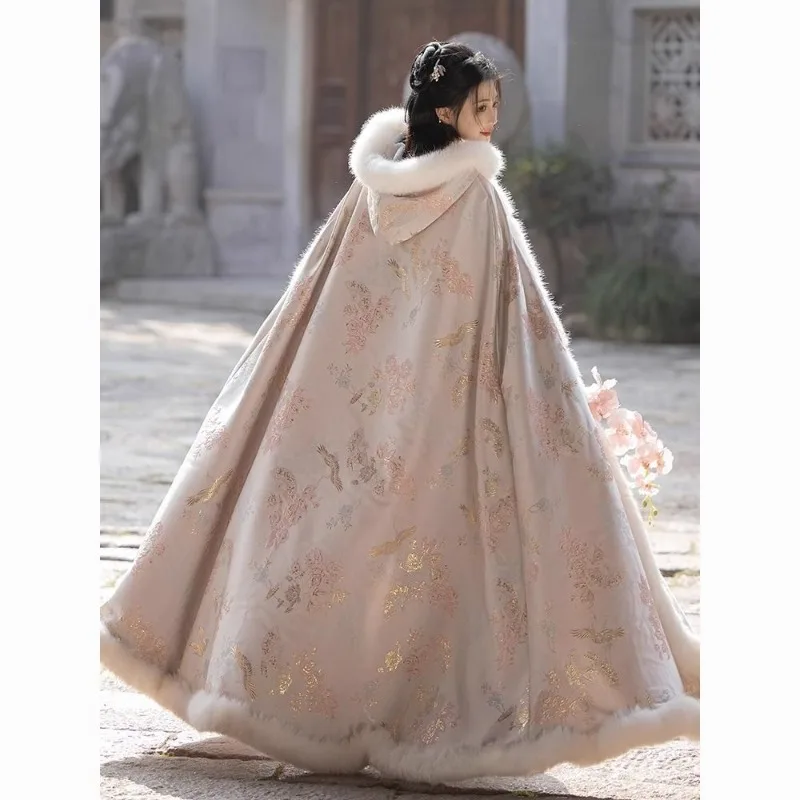 Новое зимнее пальто с флисом и утолщенной накидкой ханьфу, длинная шаль, традиционный китайский стиль со шляпой, модная удобная теплая накидка
Новое зимнее пальто с флисом и утолщенной накидкой ханьфу, длинная шаль, традиционный китайский стиль со шляпой, модная удобная теплая накидка