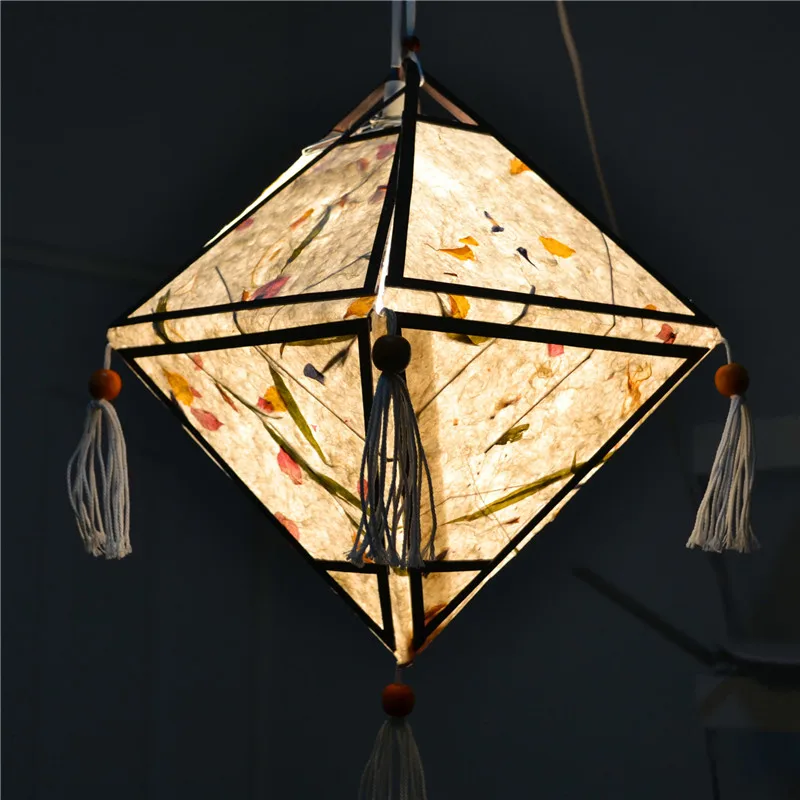 Японские бумажные подвесные светильники в форме ромба, художественное украшение, подвесные светильники для бара, креативные винтажные светодиодные светильники для ресторана
Японские бумажные подвесные светильники в форме ромба, художественное украшение, подвесные светильники для бара, креативные винтажные светодиодные светильники для ресторана