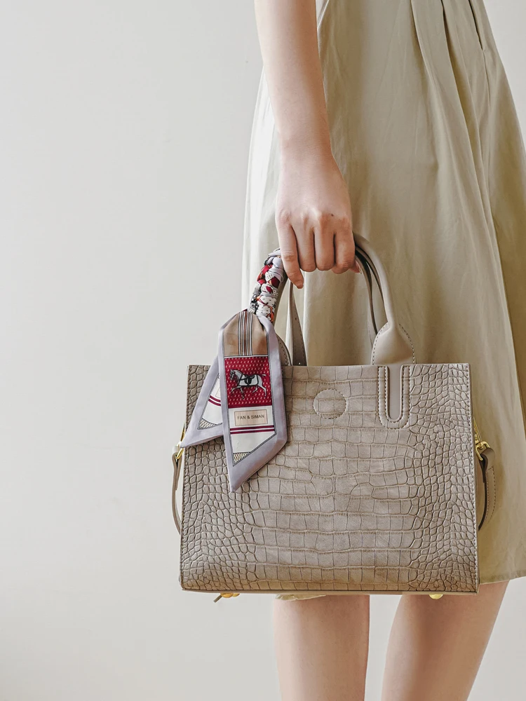 Large Capacity Women's Handbag 2026 New Style Crocodile Pattern Commuter Shoulder Bag Fashionable Work Bag Handbag
Large Capacity Women's Handbag 2026 New Style Crocodile Pattern Commuter Shoulder Bag Fashionable Work Bag Handbag