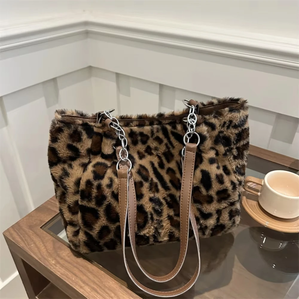 Winter Fashion Leopard Print Plush Women's Bags Are Versatile Casual Trendy Premium Texture Large Capacity Shoulder Handbag
Winter Fashion Leopard Print Plush Women's Bags Are Versatile Casual Trendy Premium Texture Large Capacity Shoulder Handbag