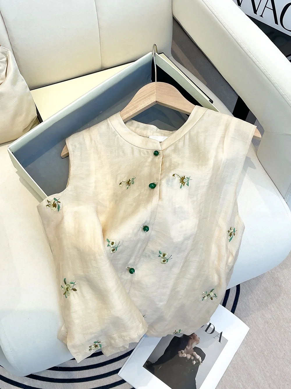 New Chinese Style Women's Shirt Summer 2026 Heavy Embroidery National Trend Vest Top Sleeveless round Neck Regular Length
New Chinese Style Women's Shirt Summer 2026 Heavy Embroidery National Trend Vest Top Sleeveless round Neck Regular Length