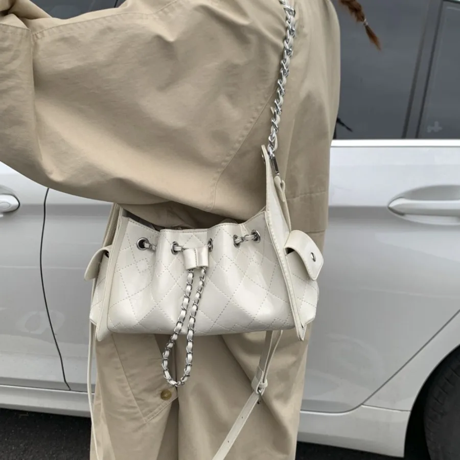 Korean-Style Fashionable Chain Crossbody Handbag, Handheld Bag Elegant Diamond-Patterned Stitching Commuter Shoulder Bag
Korean-Style Fashionable Chain Crossbody Handbag, Handheld Bag Elegant Diamond-Patterned Stitching Commuter Shoulder Bag