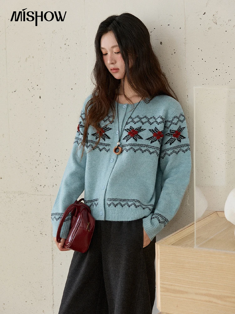 MISHOW женский жаккардовый свитер с геометрическим рисунком Fair Isle, зима 2022, синий однобортный пригородный кардиган в стиле ретро с круглым вырезом, MXE86Z2734
MISHOW женский жаккардовый свитер с геометрическим рисунком Fair Isle, зима 2022, синий однобортный пригородный кардиган в стиле ретро с круглым вырезом, MXE86Z2734