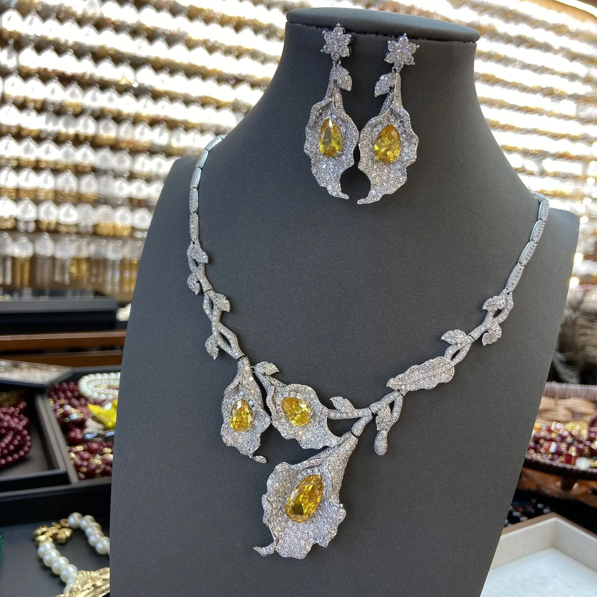 Gorgeous jewelry sets necklace earrings white zircon yellow flower common callalily necklace large wedding bride party gift
Gorgeous jewelry sets necklace earrings white zircon yellow flower common callalily necklace large wedding bride party gift