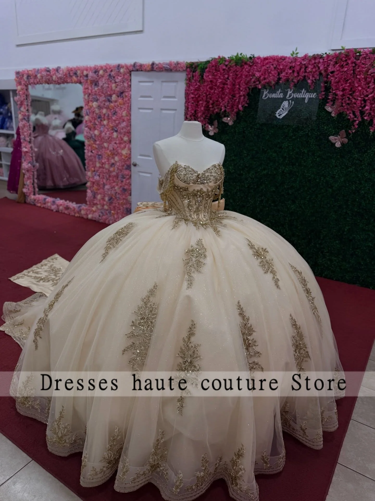 Champagne Strapless Quinceanera Dresses 2026 With Gold Lace Appliques Sparkly Tulle Sweetheart Neckline Ball Gown Customized
Champagne Strapless Quinceanera Dresses 2026 With Gold Lace Appliques Sparkly Tulle Sweetheart Neckline Ball Gown Customized