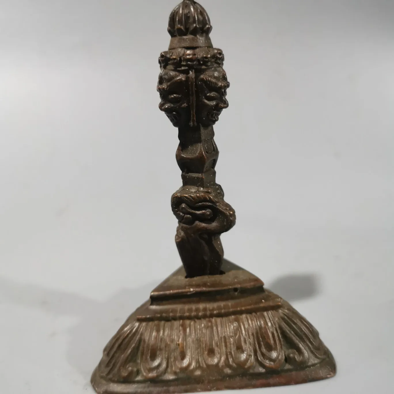 Antique Tantric Buddhist Artifacts Buddha Statue Vajra Pestle Buddha Pestle Sculpture Retro Feng Shui Bronze Crafts Home Decorat
Antique Tantric Buddhist Artifacts Buddha Statue Vajra Pestle Buddha Pestle Sculpture Retro Feng Shui Bronze Crafts Home Decorat