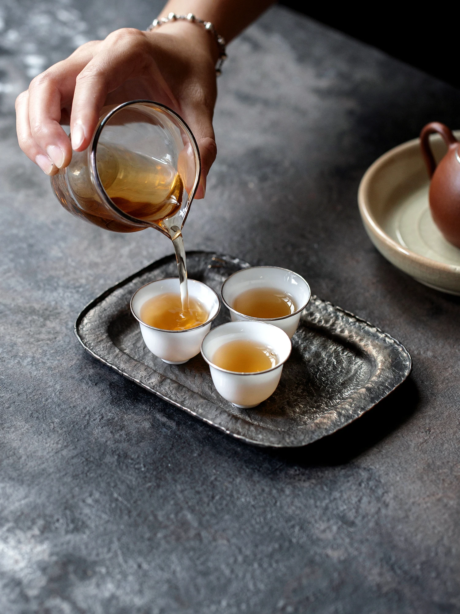Pure Tin Handmade Egg-shaped Dry Foam Plate Tea Cup Holder Hammer Pattern Tea Table Retro Style Chinese Tea Accessories
Pure Tin Handmade Egg-shaped Dry Foam Plate Tea Cup Holder Hammer Pattern Tea Table Retro Style Chinese Tea Accessories