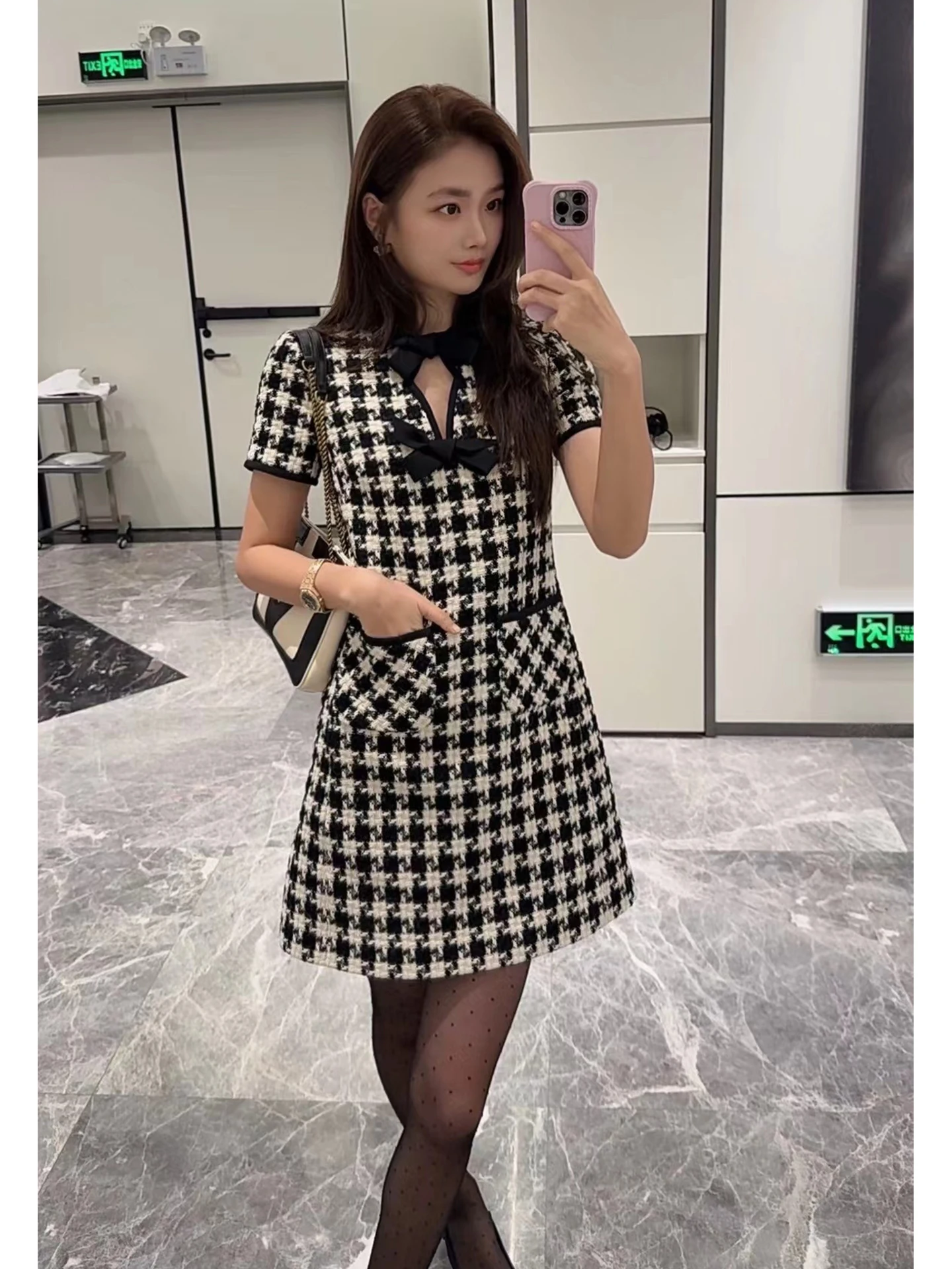 Шерстяное платье для похудения с бантом и клетчатым узором для женщин, классическое повседневное платье А-силуэта с коротким рукавом
Шерстяное платье для похудения с бантом и клетчатым узором для женщин, классическое повседневное платье А-силуэта с коротким рукавом