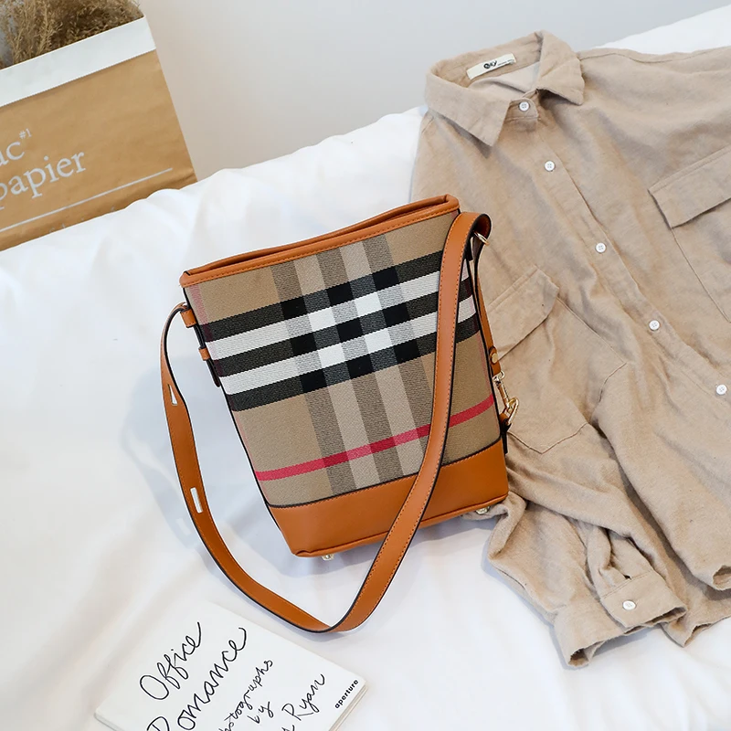 High Grade Vintage Crossbody Bag Luxury Niche Design Shoulder Strap Waterproof for Commute Travel Casual Use
High Grade Vintage Crossbody Bag Luxury Niche Design Shoulder Strap Waterproof for Commute Travel Casual Use