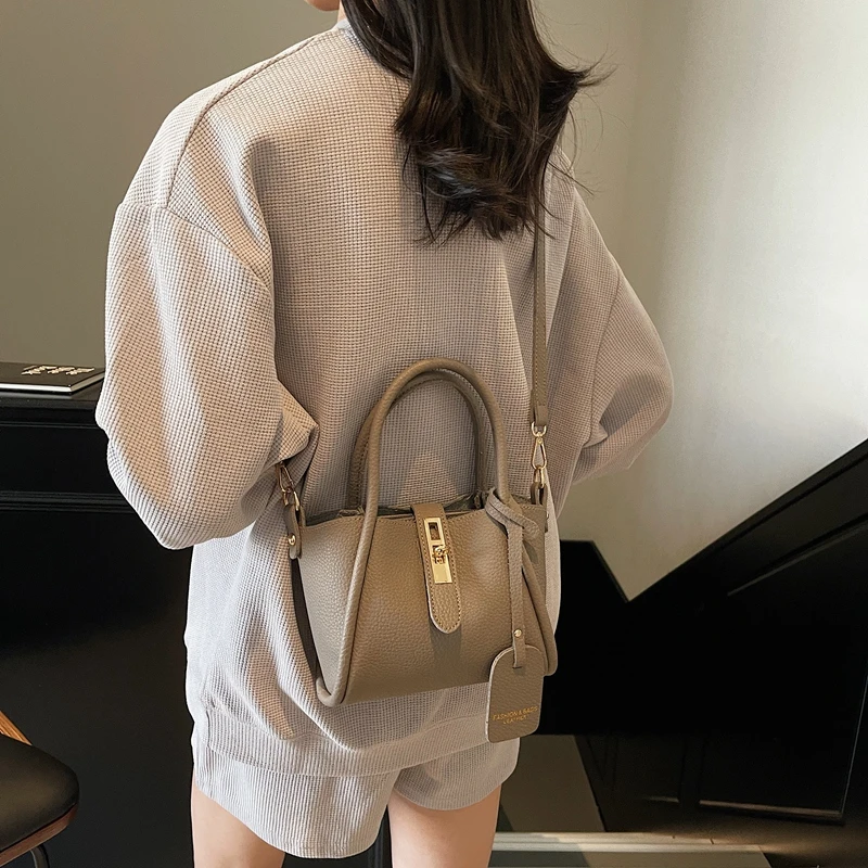 New Trendy Versatile Women's PU Leather Single Shoulder Crossbody Bag Simple Casual Commuting Storage Bucket Bags
New Trendy Versatile Women's PU Leather Single Shoulder Crossbody Bag Simple Casual Commuting Storage Bucket Bags