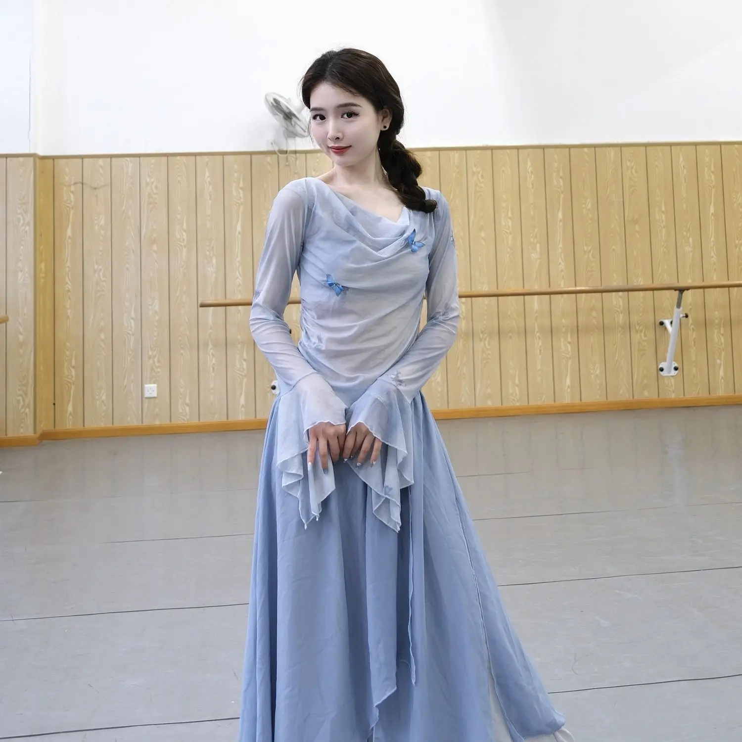 Танцевальный топ с градиентными рукавами-бабочками — струящаяся прозрачная блузка для китайской классической тренировки тела, одежда для эфирной практики
Танцевальный топ с градиентными рукавами-бабочками — струящаяся прозрачная блузка для китайской классической тренировки тела, одежда для эфирной практики