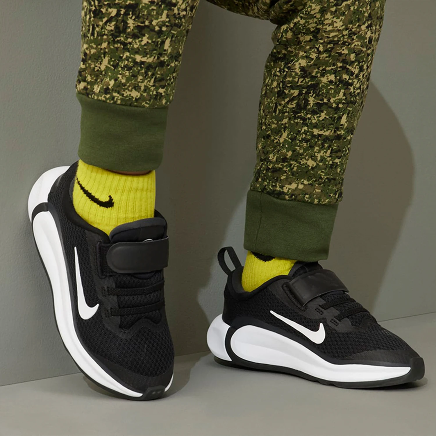 Оригинальные детские спортивные кроссовки Nike Infinity Flow с сетчатой стелькой и амортизацией FD6061-002
Оригинальные детские спортивные кроссовки Nike Infinity Flow с сетчатой стелькой и амортизацией FD6061-002