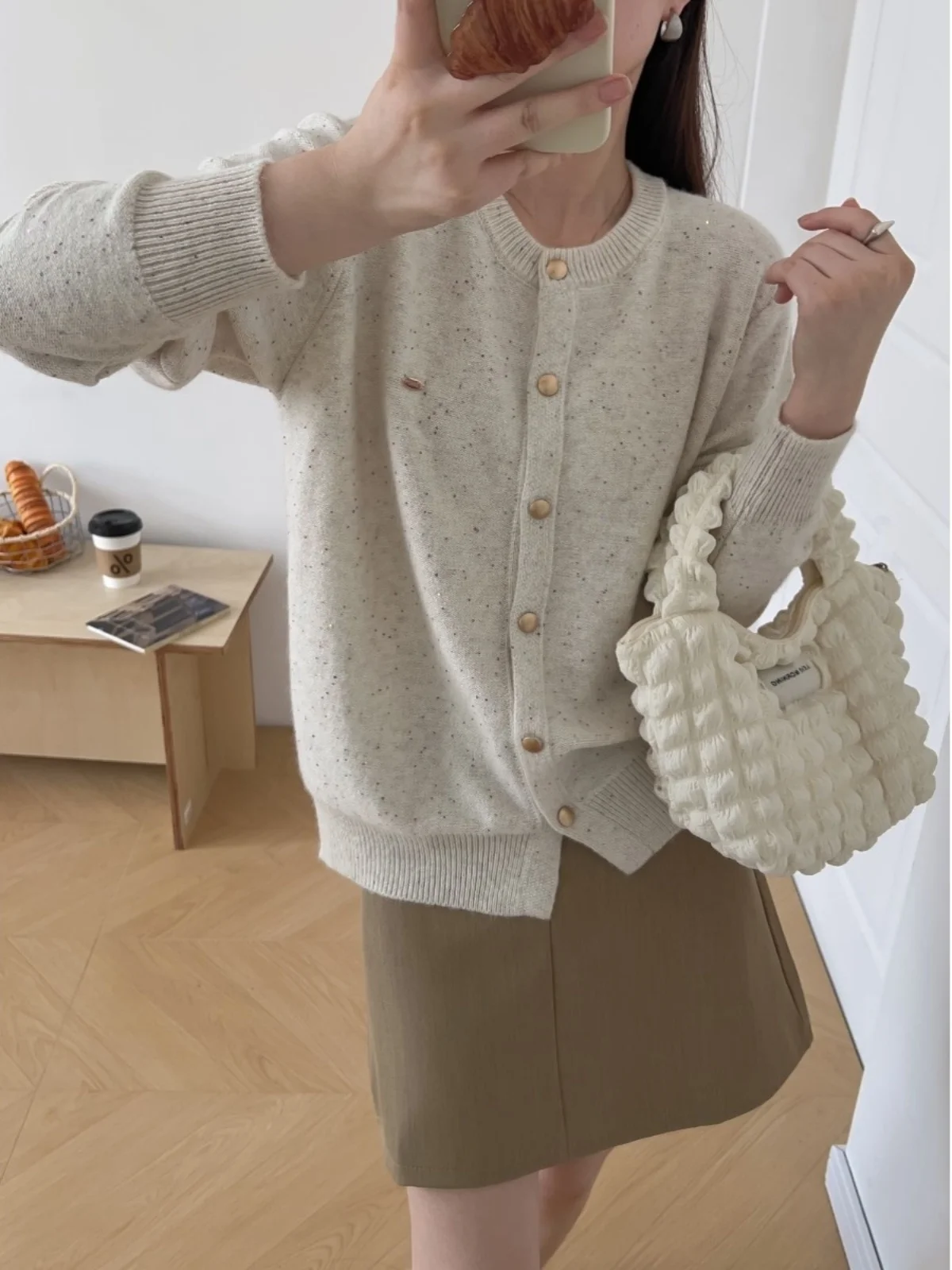 Elegant Wool Knitted Open Cardigan Long Sleeve Slimming Outerwear Floral Mesh Top for Winter New Arrival Anti-Aging
Elegant Wool Knitted Open Cardigan Long Sleeve Slimming Outerwear Floral Mesh Top for Winter New Arrival Anti-Aging