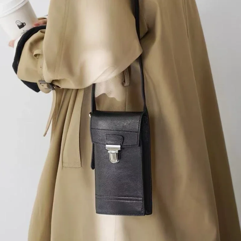 2025 Luxury Design Mobile Phone Bag Retro Vegetable-Tanned Genuine Leather Crossbody Bag Mini Crossbody Bag for Lady
2025 Luxury Design Mobile Phone Bag Retro Vegetable-Tanned Genuine Leather Crossbody Bag Mini Crossbody Bag for Lady