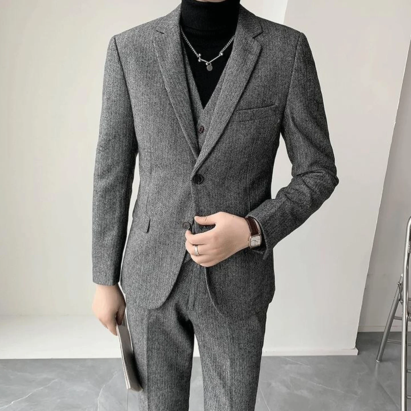 Теплый и четкий мужской костюм на осень и зиму, шерстяная куртка с узором «елочка», облегающий деловой костюм для поездок на работу, комплект из трех предметов
Теплый и четкий мужской костюм на осень и зиму, шерстяная куртка с узором «елочка», облегающий деловой костюм для поездок на работу, комплект из трех предметов