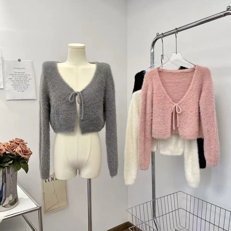 GUUZYUVIZ Autumn and Winter Slim Imitation Mink Hair Knitted Short Strap Cardigan Sweater for Women
GUUZYUVIZ Autumn and Winter Slim Imitation Mink Hair Knitted Short Strap Cardigan Sweater for Women