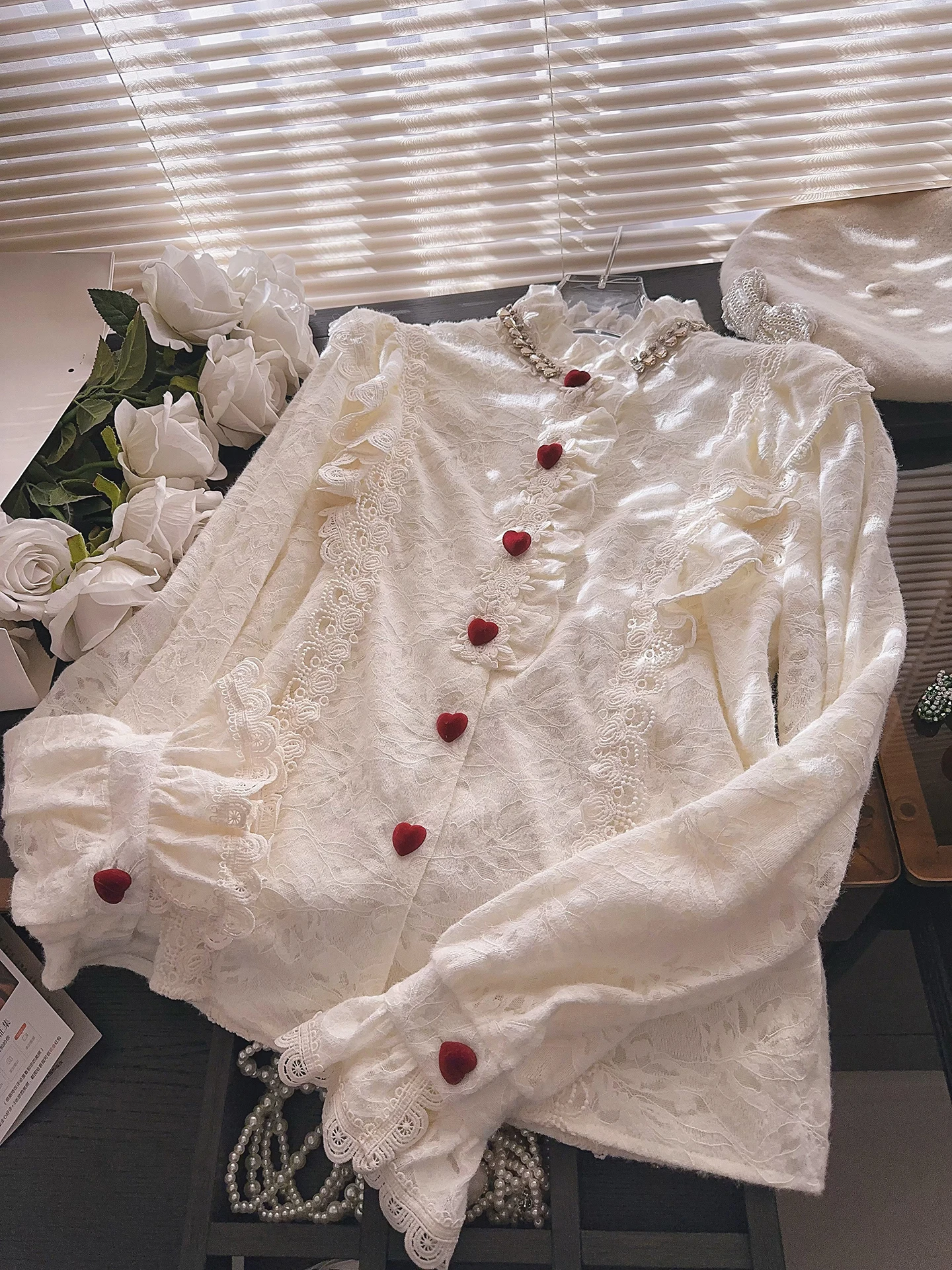 Новая женская блузка весна 2026 с длинным рукавом, кружевом, оборками, пэчворком, пуговицами, в корейском стиле, прямого кроя, с рукавами-фонариками
Новая женская блузка весна 2026 с длинным рукавом, кружевом, оборками, пэчворком, пуговицами, в корейском стиле, прямого кроя, с рукавами-фонариками