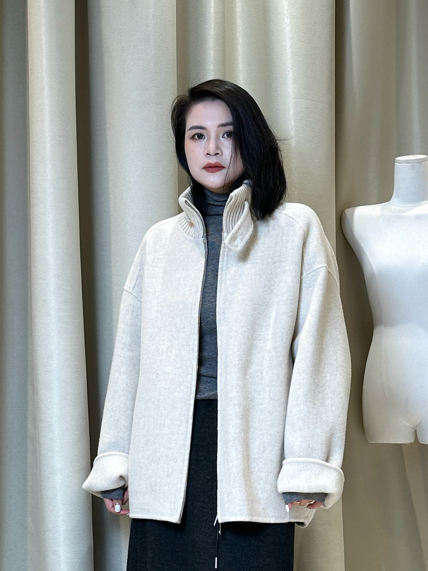 Модное двустороннее шерстяное пальто JanZhang2025: Новинка осени-зимы, воротник-стойка, молния, средней длины, женская верхняя одежда
Модное двустороннее шерстяное пальто JanZhang2025: Новинка осени-зимы, воротник-стойка, молния, средней длины, женская верхняя одежда