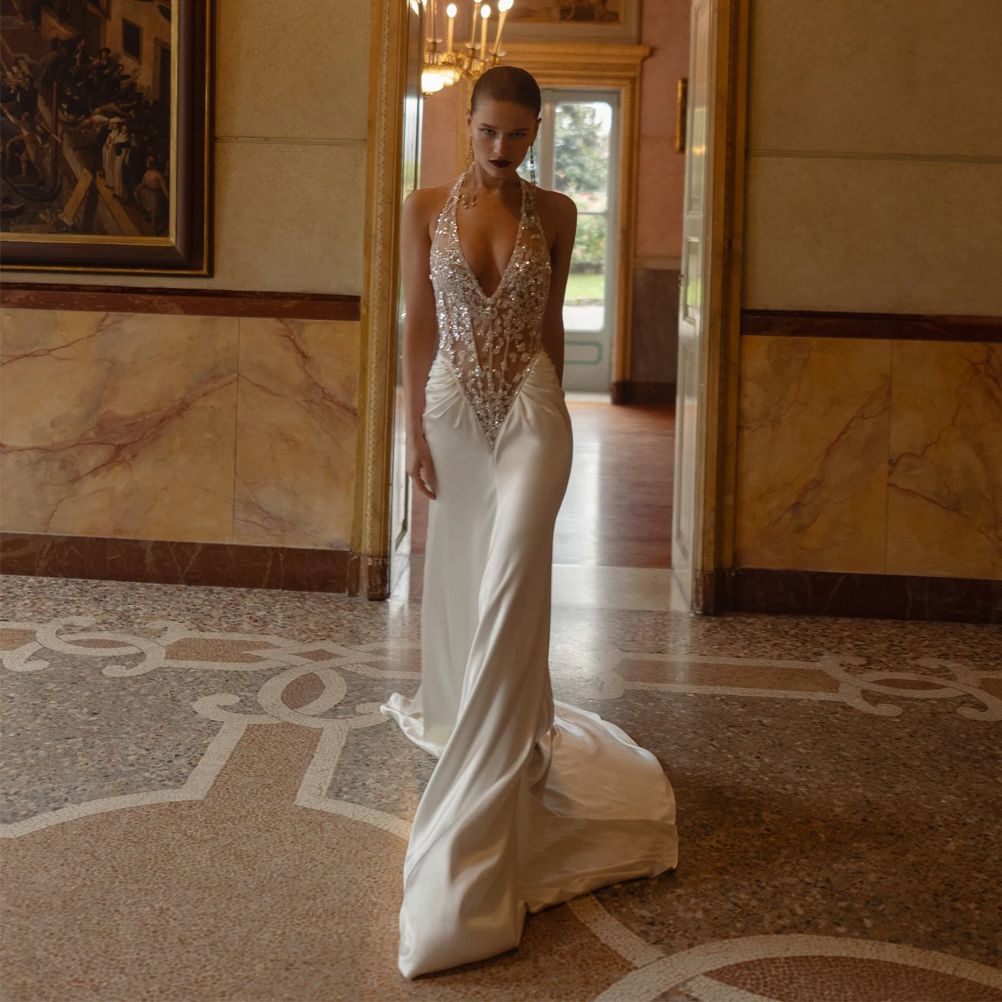 Luxury Wedding Dress Deep V Neck Backless Sexy Bridal Gown Blingbling Lace Sleeveless Sweep Train Fashion Bridal Dress
Luxury Wedding Dress Deep V Neck Backless Sexy Bridal Gown Blingbling Lace Sleeveless Sweep Train Fashion Bridal Dress