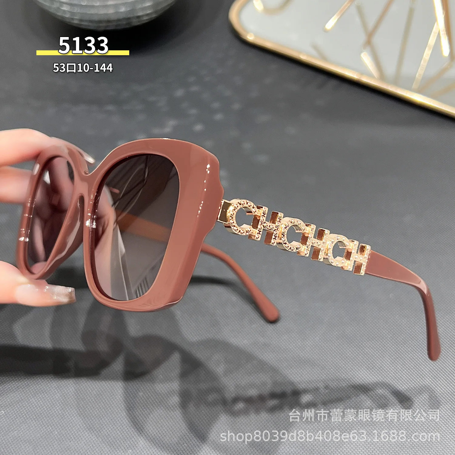 Модные солнцезащитные очки для женщин, поляризационные полые дужки, роскошные солнцезащитные очки с защитой UV400 для вождения и улицы
Модные солнцезащитные очки для женщин, поляризационные полые дужки, роскошные солнцезащитные очки с защитой UV400 для вождения и улицы