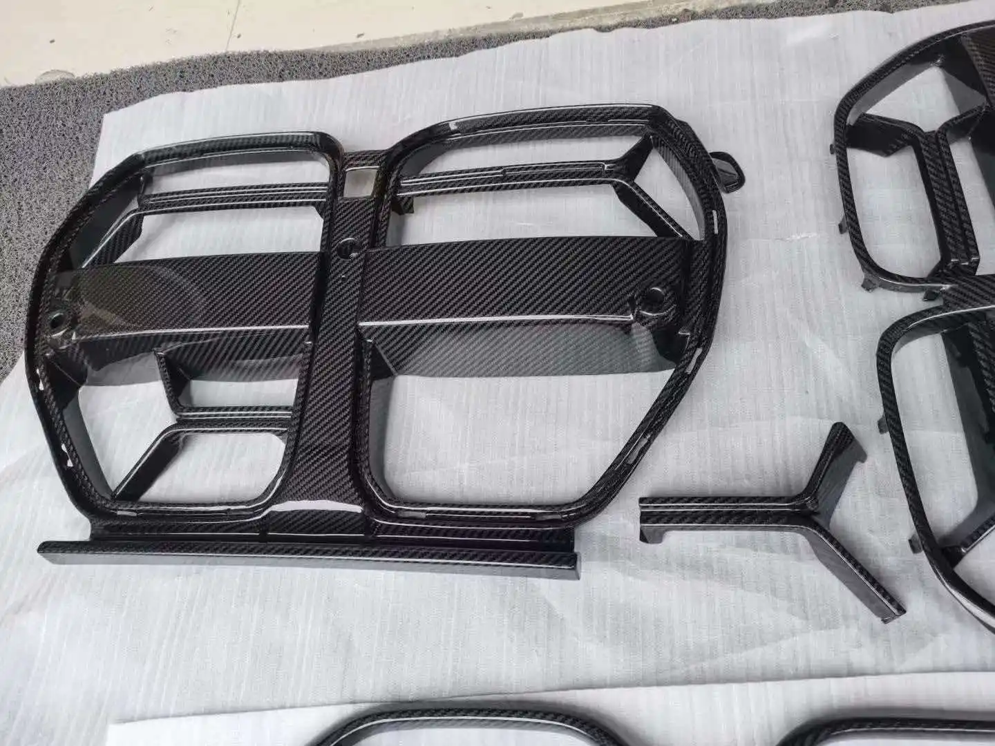 Factory Price For M3 M4 G80 G82 G83 Dry Carbon Fiber Car Auto Grille Fit for G80 G82 G83 Car Bumper Grille
Factory Price For M3 M4 G80 G82 G83 Dry Carbon Fiber Car Auto Grille Fit for G80 G82 G83 Car Bumper Grille
